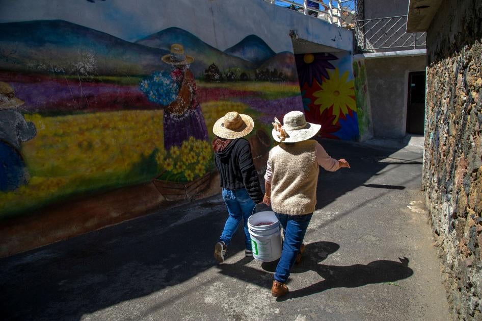 Ana et Leticia, deux membres du collectif Mujeres de la Tierra (« Femmes de la Terre ») qui les soutiennent, transportaient du maïs à Milpa Alta, au Mexique, le 16 février 2021. Ce collectif a été créé en mai 2020, lors de la pandémie de Covid-19, pour aider les survivantes de violences domestiques à gagner elles-mêmes un revenu.