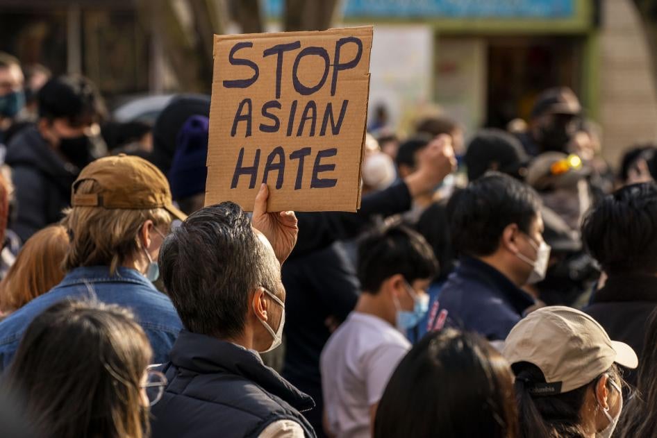 Des manifestants participaient à un rassemblement contre la haine et les préjugés anti-asiatiques dans le quartier de Chinatown à Seattle, dans l’État américain de Washington, le 13 mars 2021.