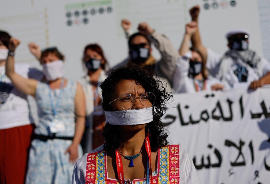 أعضاء في "تحالف COP27 المصري لحقوق الإنسان" يتظاهرون تضامنا مع السجناء السياسيين المصريين خلال قمة المناخ "كوب27" في شرم الشيخ، مصر في 10 نوفمبر/تشرين الثاني 2022.