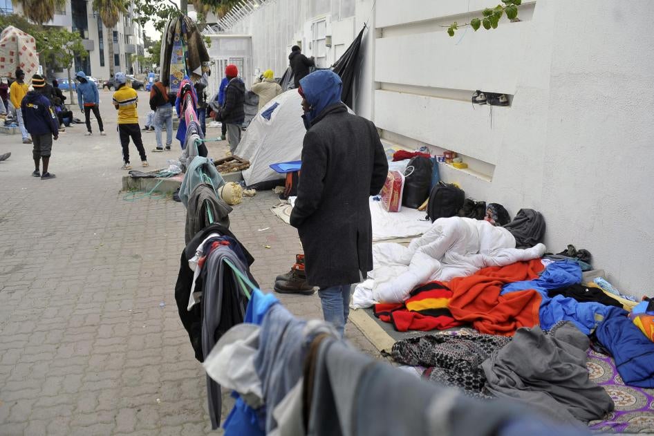 Un campement de migrants noirs africains dans une rue de Tunis, en Tunisie. Un grand nombre d’entre eux sont à la recherche d’un abri et de protection face aux attaques les visant. 2 mars 2023.