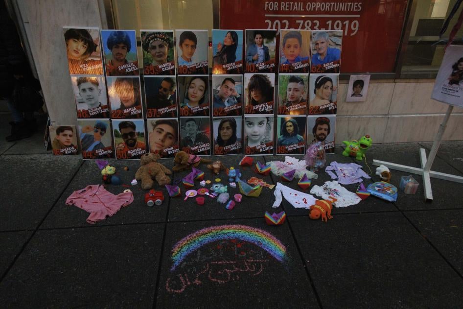 Une installation commémorative de photos de jeunes personnes tuées en Iran lors de la répression de manifestations en 2022, mise en place devant le bureau de l'UNICEF à Washington et photographiée le 30 novembre 2022.