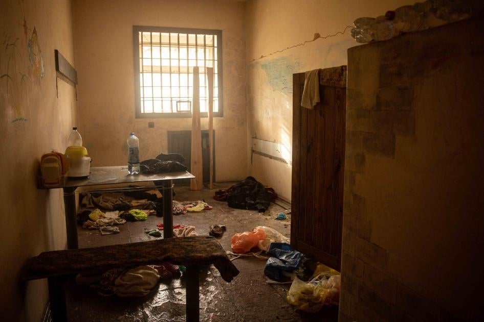 Une pièce ayant apparemment servi de cellule dans un centre de détention provisoire qui aurait été utilisé par les forces russes lors de leur occupation de Kherson, en Ukraine, pour torturer des civils. Photo prise le 16 novembre 2022, après leur départ.