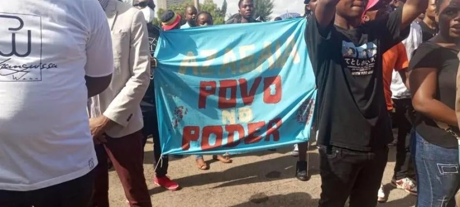 mozambique rapper funeral teargas outside