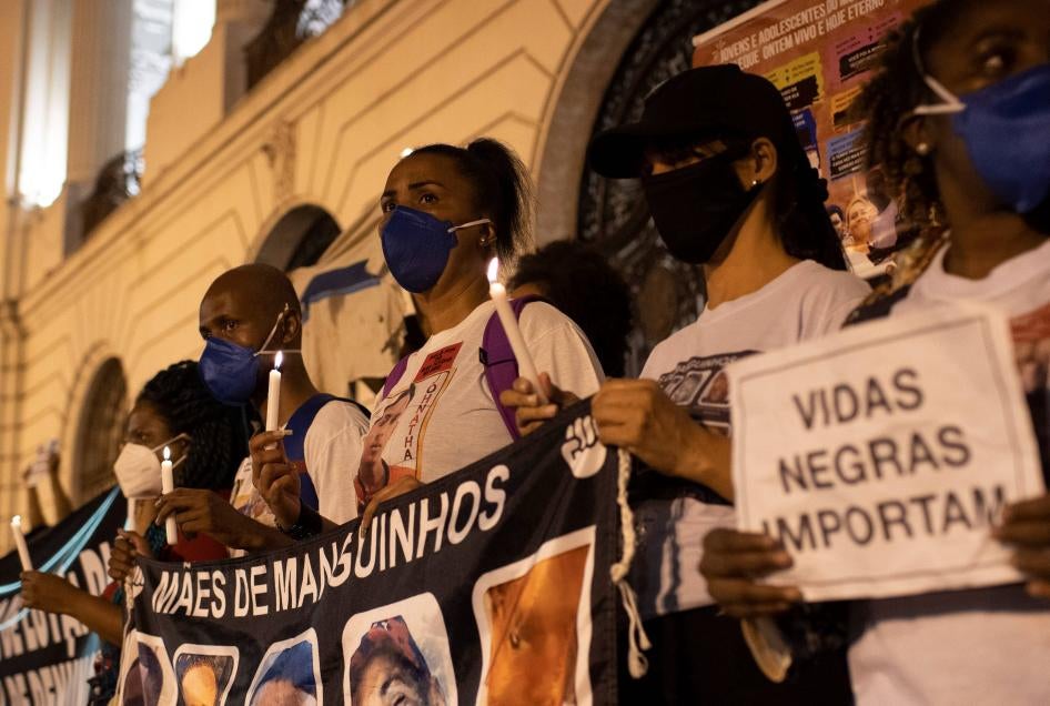 Pessoas protestam contra a violência policial e o racismo estrutura no Rio de Janeiro, em 31 de maio de 2021. Uma pessoa segura um cartaz escrito "Vidas negras importa".