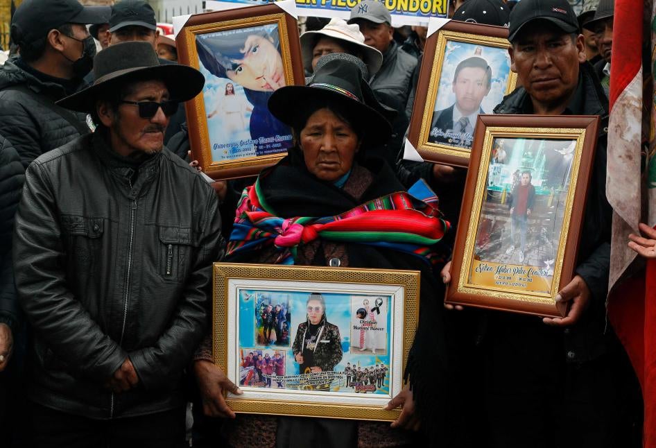 Des proches et amis de personnes tuées lors de manifestations à Juliaca, au Pérou, tenaient des photos des victimes lors d'une marche commémorative tenue le  9 février 2023, un mois après leur mort.