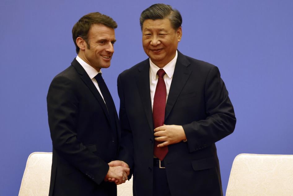 French President Emmanuel Macron and Chinese President Xi Jinping take part in a business council meeting in Beijing, April 6, 2023.
