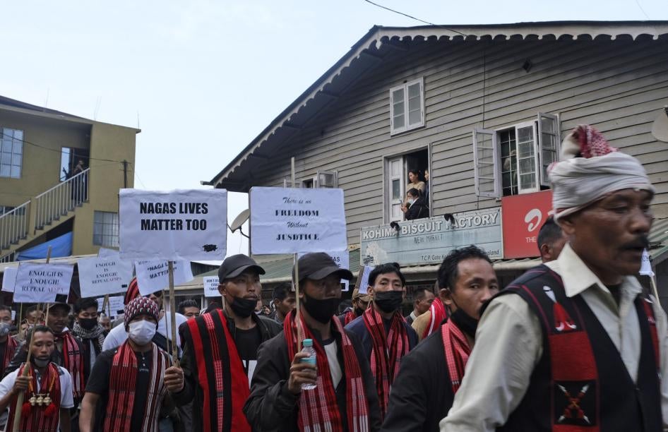 Des membres de l’ethnie Naga participaient à une marche de 70 kilomètres et tenaient des placards demandant l'abrogation de la loi sur les pouvoirs spéciaux des forces armées (AFSPA) à Kohima, dans l’État de Nagaland, en Inde, le 11 janvier 2022. 