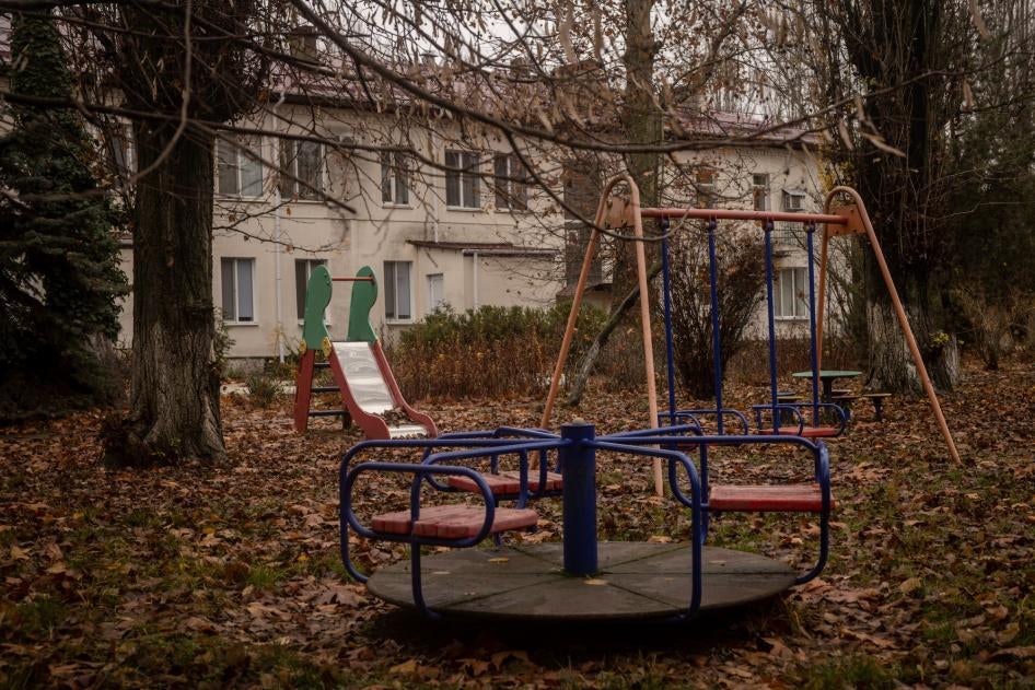 乌克兰赫尔松这所现已荒废的托儿所据传有46名儿童被俄罗斯部队带走，摄于2022年11月27日。