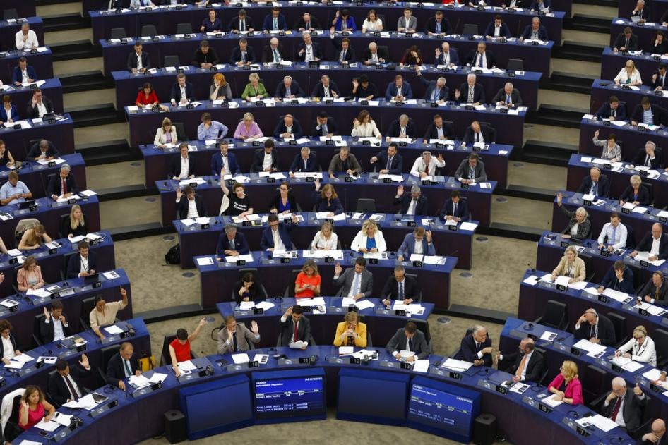 Para anggota Parlemen Eropa turut serta dalam pemungutan suara terkait masalah perubahan iklim di Gedung Parlemen Eropa di Strasbourg, Prancis timur, Selasa, 13 September 2022.