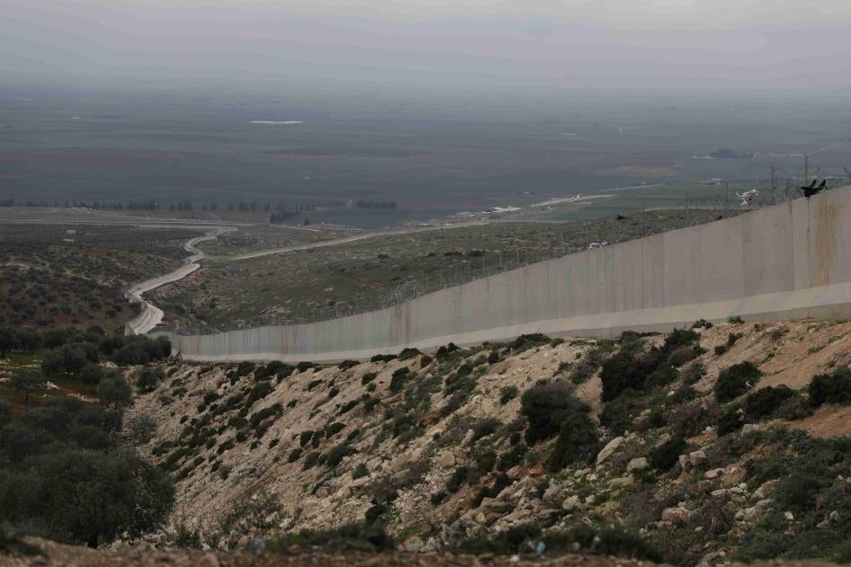 Suriye'nin kuzeybatısında Haram yakınlarında Suriye ve Türkiye'yi ayıran beton duvarın 14 Mart 2023 tarihli bir fotoğrafı.