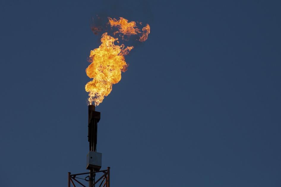 Une flamme de gaz naturel issue de la torchère d’une raffinerie de pétrole située à Lakie, dans la région de Lubusz, en Pologne.