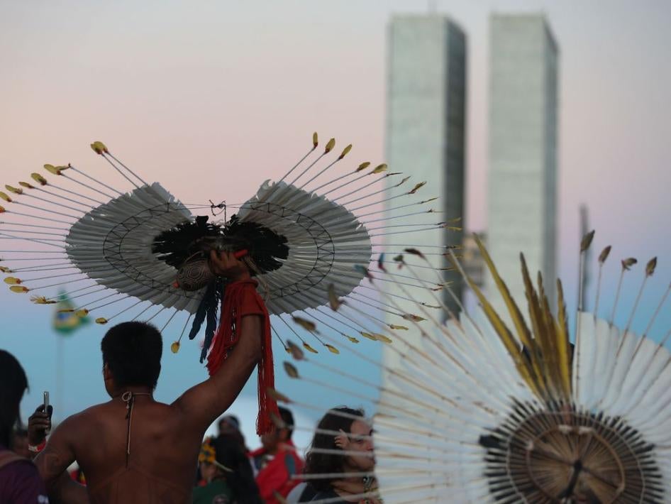 Povos indígenas se manifestam em frente ao Congresso Nacional para pedir maior proteção de seus direitos à terra no Acampamento Terra Livre em Brasília, um protesto anual realizado por povos indígenas de todo Brasil, em 26 de abril de 2023.