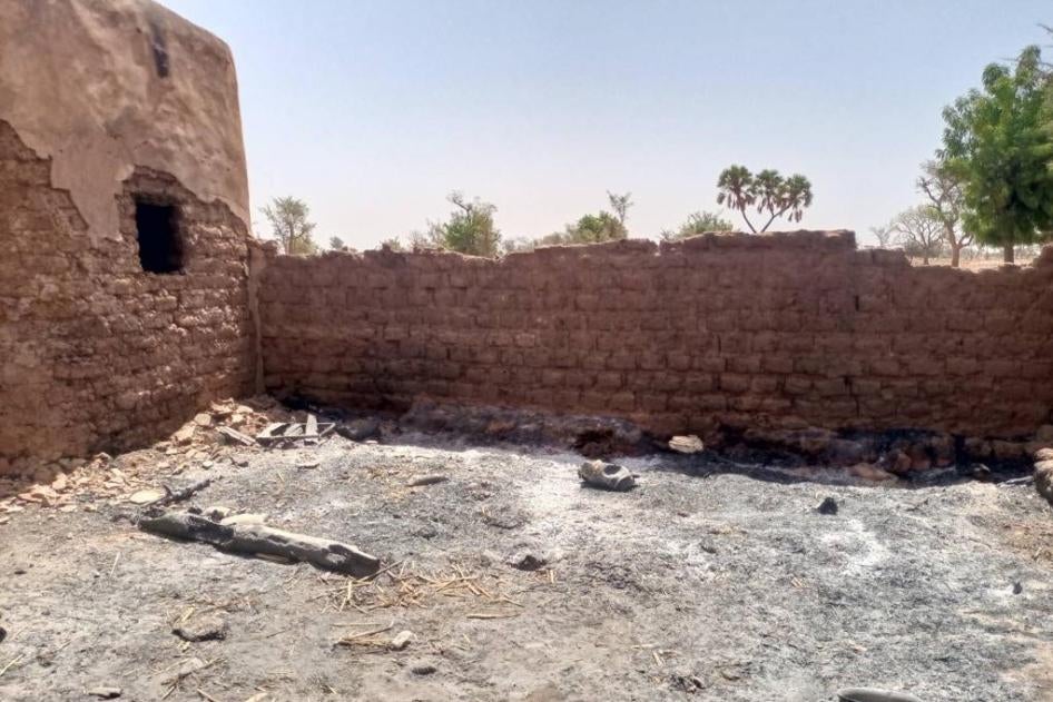 Un enclos pour animaux, brûlé le 20 avril 2023 par des hommes qui semblaient être des soldats burkinabè, dans le village de Karma (province du Yatenga) dans le nord du Burkina Faso. Photo prise le 27 avril 2023. 