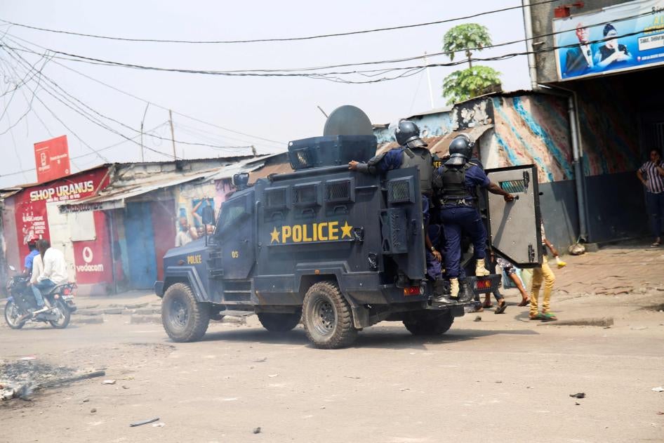 Des membres des forces de sécurité congolaises patrouillent après avoir dispersé des manifestants lors d’une marche pacifique organisée par l’opposition à Kinshasa, en République démocratique du Congo, le 20 mai 2023. 