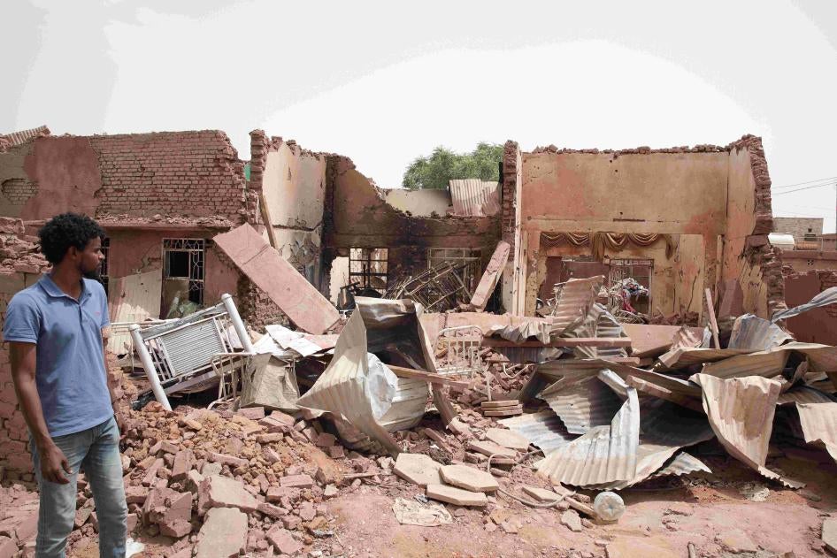 Un homme regarde les décombres d’une maison démolie par une frappe lors de combats à Khartoum, au Soudan, le 25 avril 2023. 