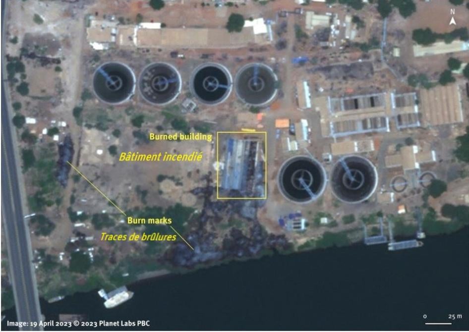 Une image satellite du 19 avril 2023 montre un bâtiment incendié dans l'enceinte de l'usine de traitement d'eau de Bahri, au Soudan.  