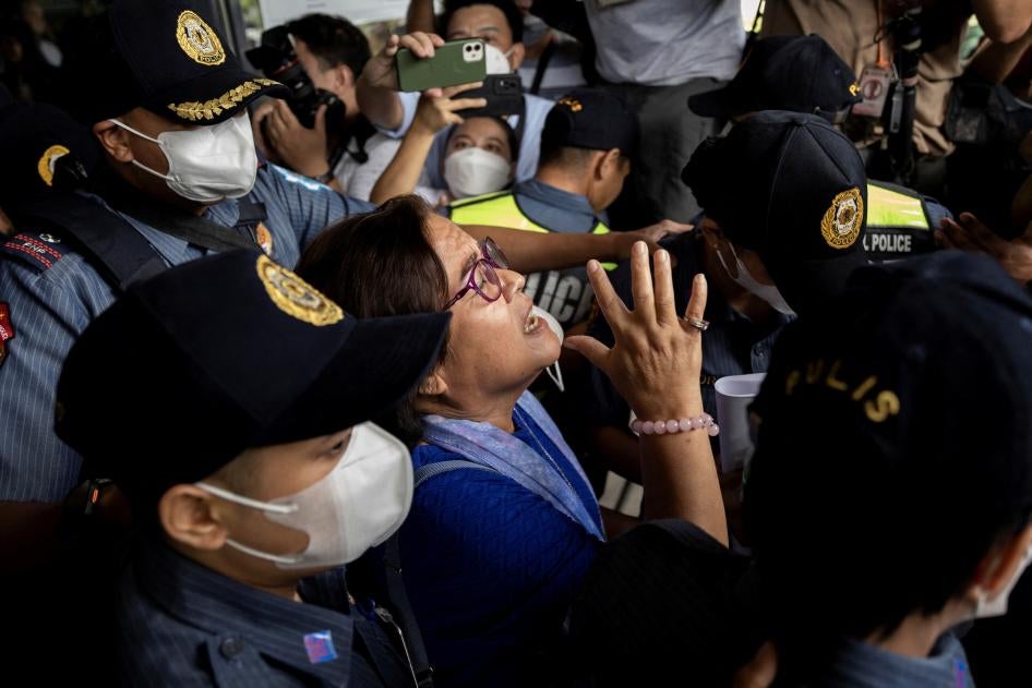 Salah seorang pengkritik Duterte yang juga mantan senator Leila de Lima bereaksi ketika meninggalkan Gedung pengadilan di mana dia dibebaskan dari tuduhan narkoba di Muntinlupa, Filipina, 12 Mei 2023. 