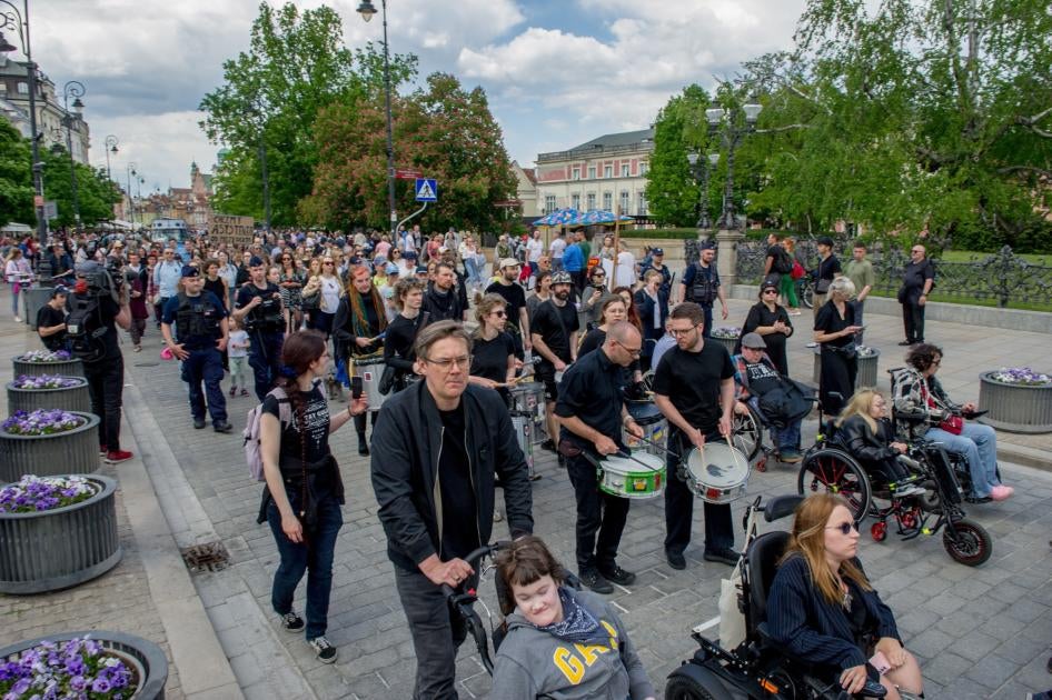 Personas con discapacidad y otras personas que apoyan su causa durante una protesta en reclamo de una nueva ley sobre asistencia personal, Varsovia, Polonia.