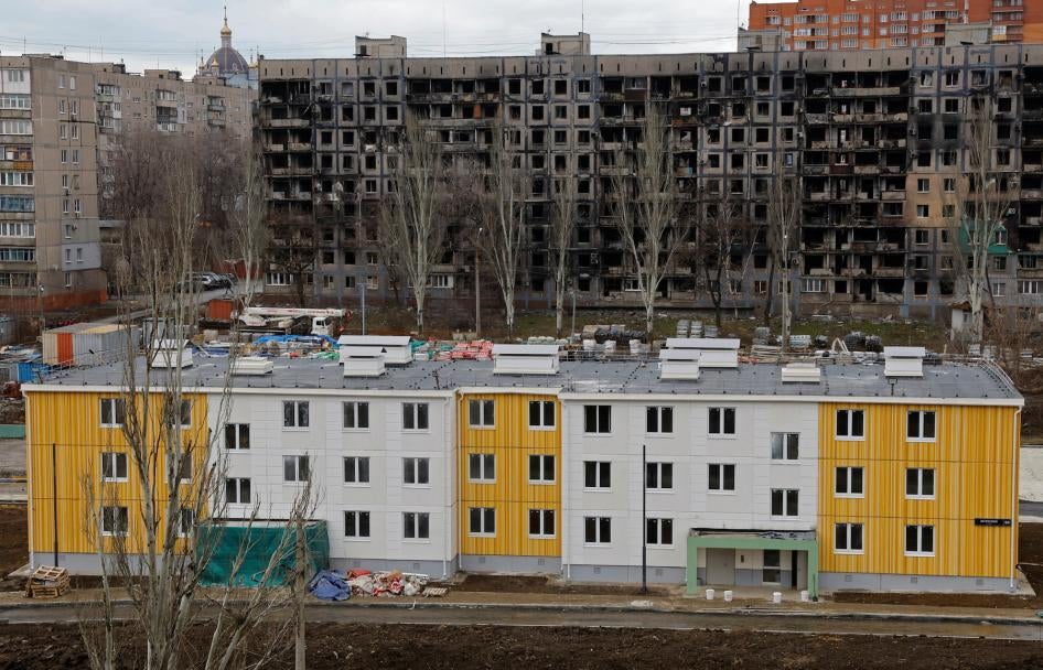 Наскоро построенный жилой дом - часть усилий России по реконструкции сильно поврежденного Мариуполя, оккупированного Россией с мая 2022 года, 15 февраля 2023 года. 