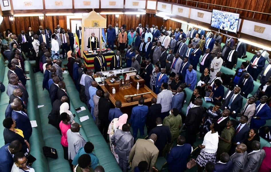 Les député-e-s ougandais-e-s debout au siège du Parlement à Kampala, en Ouganda, lors de l’adoption de la version finale du projet de loi contre l'homosexualité, le 2 mai 2023.  