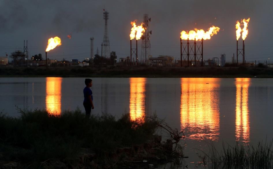 لهب تتصاعد من مشاعل الغاز في حقل نهر بن عمر النفطي، شمال البصرة، العراق في 16 سبتمبر/أيلول 2019. 