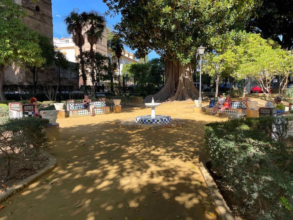 Le Jardín de la Danza dans le centre de Séville (Andalousie, Espagne), avec une fontaine d’eau, des arbres et des bancs de parc à l’ombre.