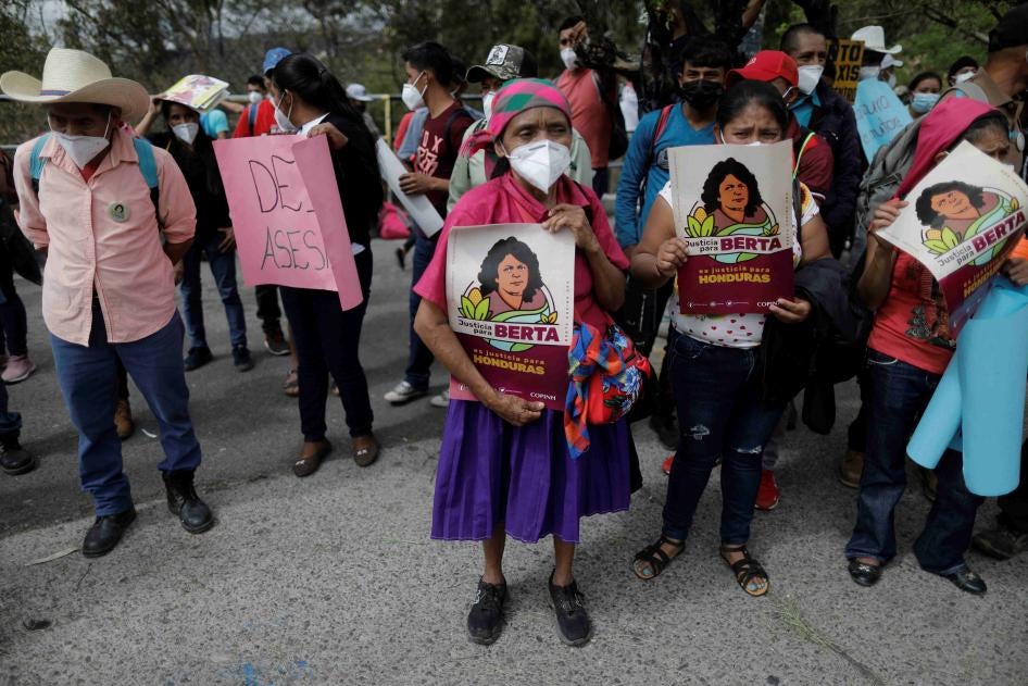 Activistas y simpatizantes de la activista ambiental y de derechos indígenas hondureña Berta Cáceres se manifiestan durante el juicio contra Roberto David Castillo frente al edificio de la Corte Suprema en Tegucigalpa, Honduras, el 6 de abril de 2021. Castillo fue sentenciado a más de 22 años de prisión en junio de 2022 como cómplice del asesinato de Cáceres.