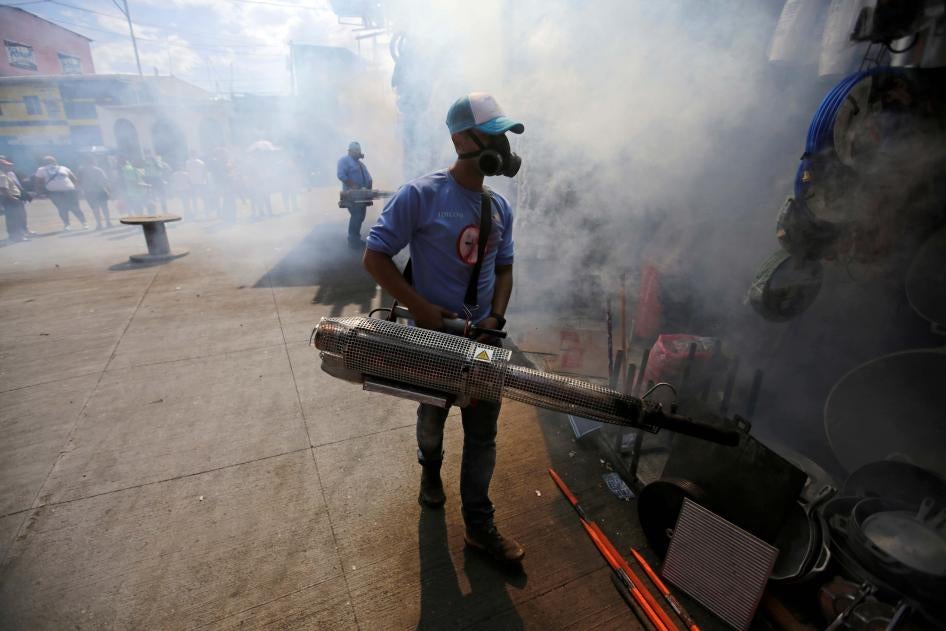 Un trabajador municipal fumiga un mercado para prevenir la propagación del dengue y otras enfermedades transmitidas por mosquitos en Tegucigalpa, Honduras, el 25 de julio de 2019.