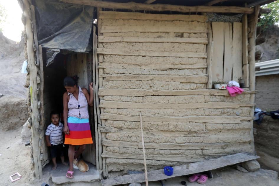 Una mujer y su hijo en su casa en la comunidad de El Redondo, municipio de Trojes, Honduras, 28 de abril de 2021.