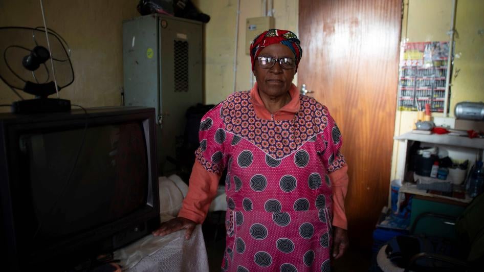 Florence Limekaya (79 tahun) di rumah satu kamarnya di Hostel Helen Joseph khusus perempuan di Alexandra, Johannesburg. Dia telah tinggal di hostel era apartheid ini sejak tahun 1980. 