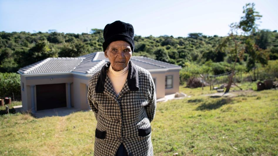 Nozala Ndoyana, une femme sud-africaine âgée de 84 ans, devant la maison qu’elle partage avec sa fille dans le village de Gwaba (province du Cap-Est) en Afrique du Sud.