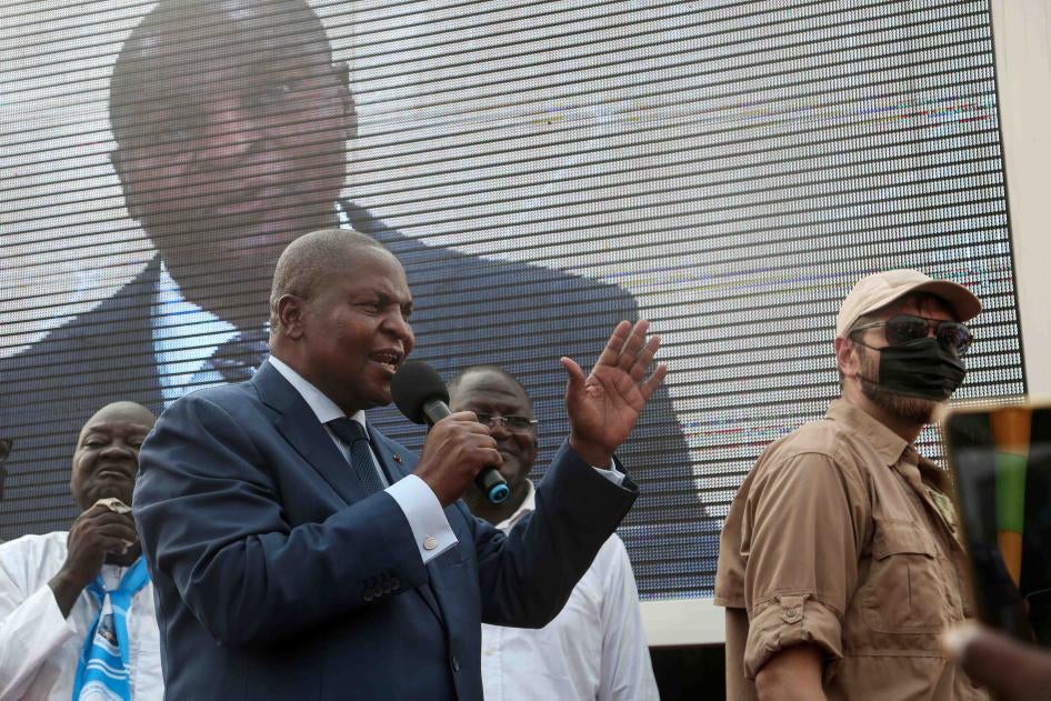 Le président Faustin-Archange Touadéra salue ses partisans après la confirmation de sa réélection par la plus haute juridiction, au siège de son parti à Bangui, en République centrafricaine, le 18 janvier 2021.