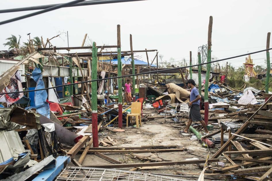 Un homme marchait parmi des débris de foyers détruits la veille par le cyclone Mocha dans le canton de Sittwe (État de Rakhine) au Myanmar, le 16 mai 2023. 