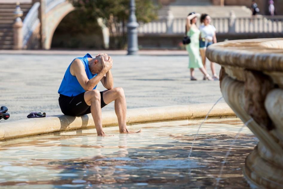 Un homme cherchait à se rafraîchir en trempant ses pieds dans une fontaine, à Séville (Andalousie, Espagne) le 14 juillet 2022. 
