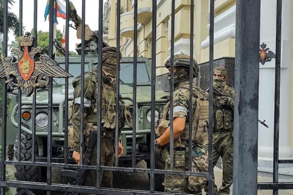 Des militaires de la compagnie du groupe Wagner surveillent une zone au siège du district militaire sud à Rostov-sur-le-Don, Russie, samedi 24 juin 2023.