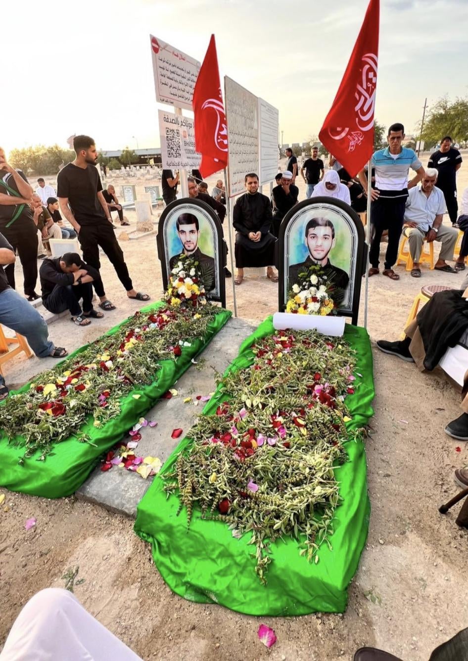 Orang-orang berkumpul di sekitar makam simbolis Sultan Jaafar (kiri) dan Sadeq Thamer, di Bahrain.   