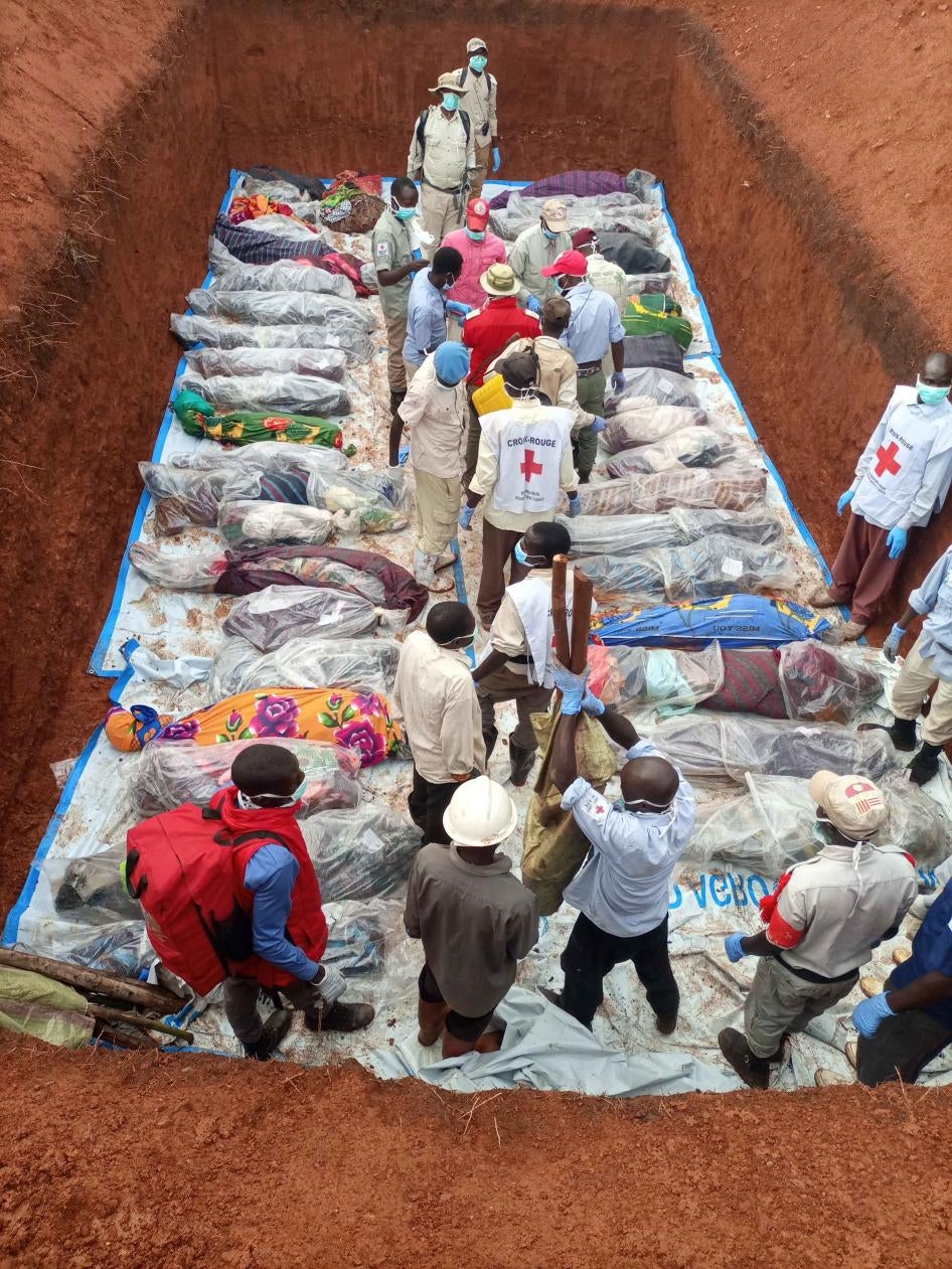 La plupart des personnes tuées ont été enterrées dans une fosse commune à proximité du camp de Lala, province de l’Ituri, République démocratique du Congo, 14 juin 2023.