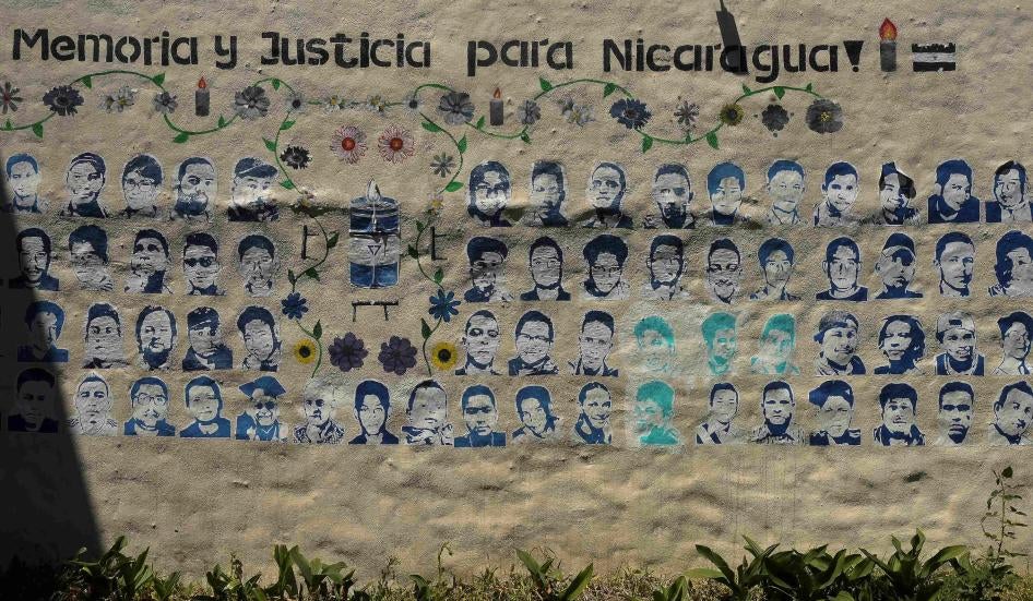 Um mural mostrando imagens de nicaraguenses mortos durante os protestos pela reforma da previdência social de 2018 sob as palavras “memória e justiça para a Nicarágua” adorna uma parede da organização de direitos humanos Nicarágua Nunca Más em San Jose, Costa Rica, 20 de fevereiro de 2023.
