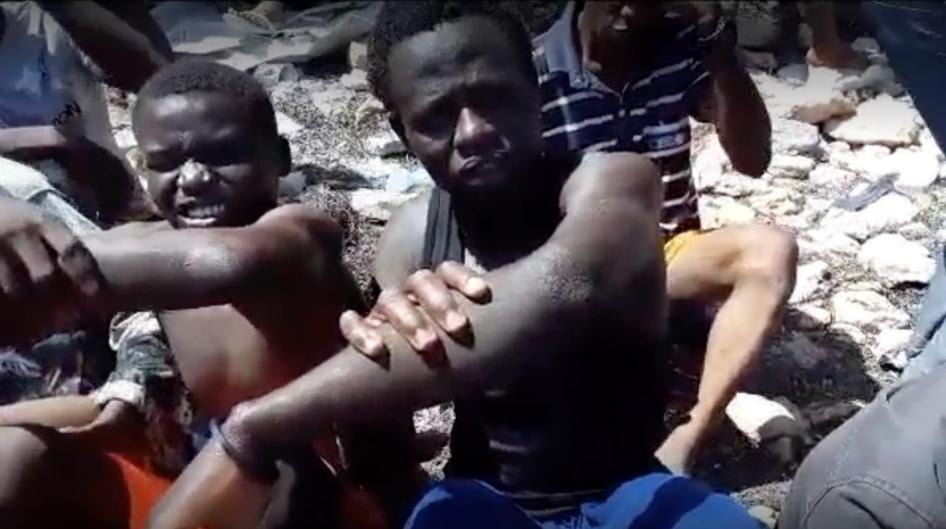 Deux jeunes hommes ou garçons,montrent leurs blessures le 6 juillet 2023, après avoir été arrêtés et expulsés à la frontière libyenne par les autorités tunisiennes. © 2023 Privé