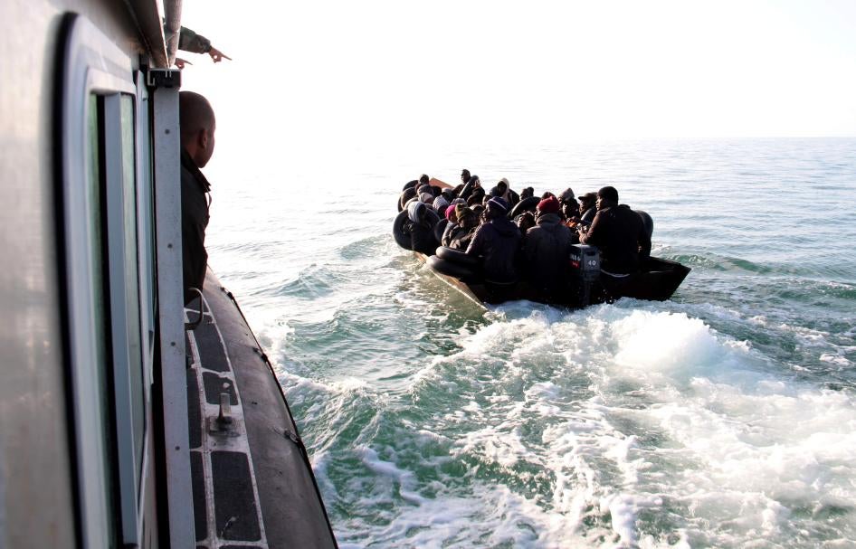 Des agents de la Garde nationale maritime tunisienne (garde-côtes) s’approchent d’un bateau en mer transportant des personnes de différents pays africains cherchant à se rendre en Italie, aux abords de la côte de Sfax, en Tunisie, le 18 avril 2023. © 2023 AP Photo