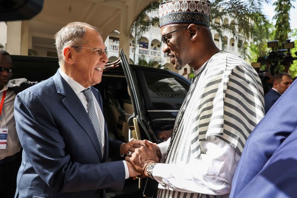 Le ministre malien des Affaires étrangères Abdoulaye Diop, à droite, accueillait le ministre russe des Affaires étrangères Sergueï Lavrov à l’occasion de leur rencontre à Bamako, au Mali, le 7 février 2023. 
