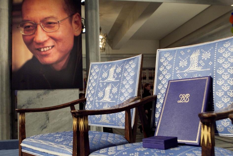 一把空椅子，以及原本应当颁予诺贝尔和平奖得主刘晓波的得奖证书和奖牌，挪威奥斯陆市政厅，2010年12年10日。