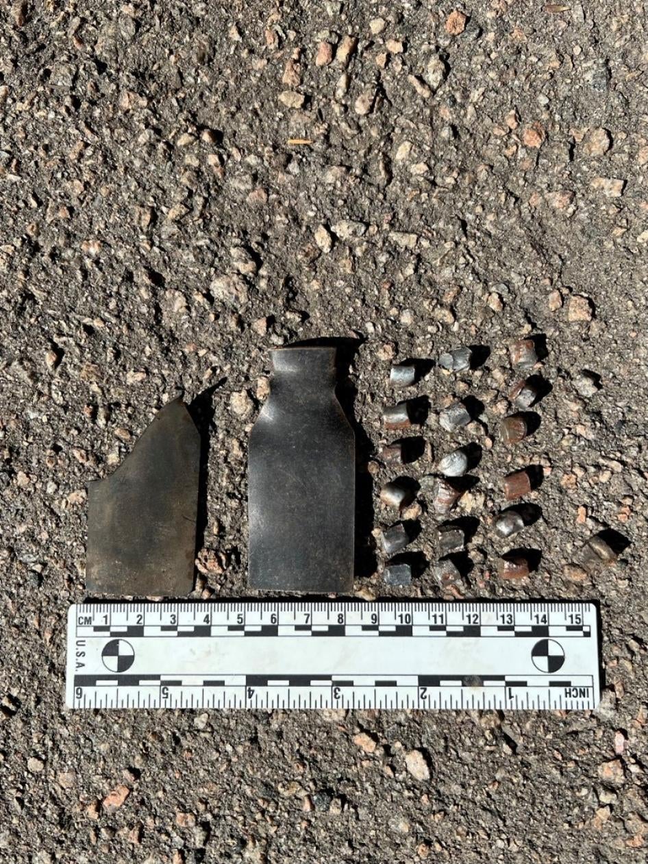 Фрагменты осколочного боевого элемента 9Н210 или 9Н235, найденные жителями села Глинское рядом с домом в период российской оккупации в 2022 г. 