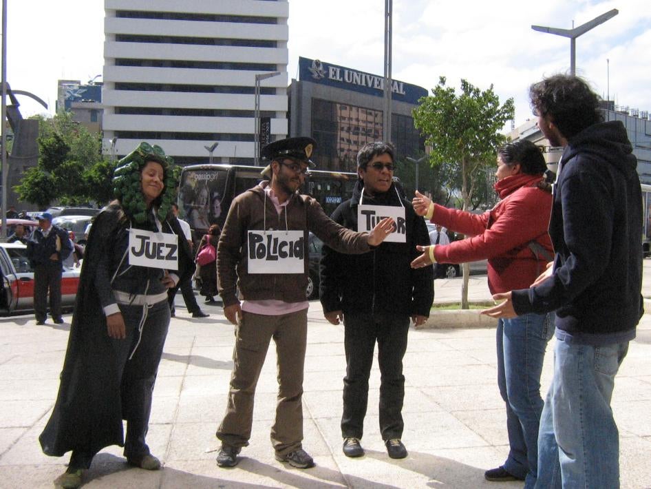 Integrantes del grupo teatral de personas sordas “Seña y verbo” durante una actuación en la que una juez somete a interdicción a una pareja sorda, Ciudad de México