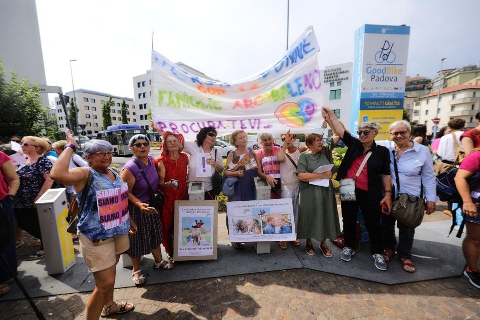 Manifestation de l'organisation LGBT italienne Rainbow Families devant le tribunal de Padoue, Padoue, Italie, 23 juin 2023. © 2023 Simone Piccirilli/LiveMedia/Shutterstock