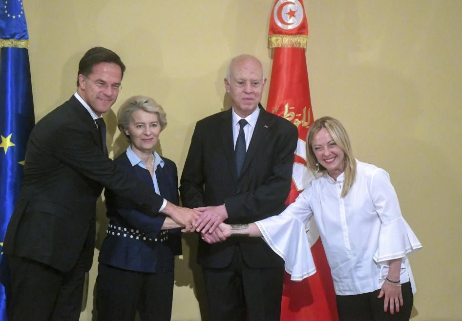 Le Premier ministre néerlandais Mark Rutte, à gauche, la présidente de la Commission européenne Ursula von der Leyen, le président tunisien Kais Saied, au centre, à droite, et le Premier ministre italien Giorgia Meloni, à droite, au palais présidentiel de Carthage, en Tunisie, le 16 juillet 2023.