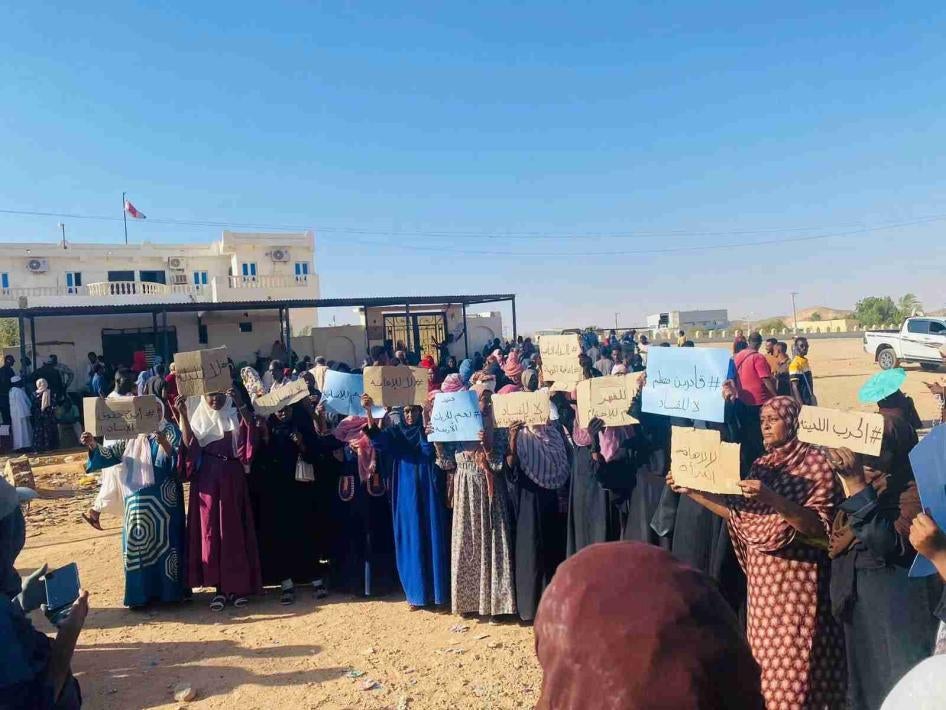 مجموعة من النساء السودانيات يحتججن ضد القيود الجديدة على التأشيرات أمام القنصلية المصرية في وادي حلفا، السودان، 21 يونيو/حزيران 2023.