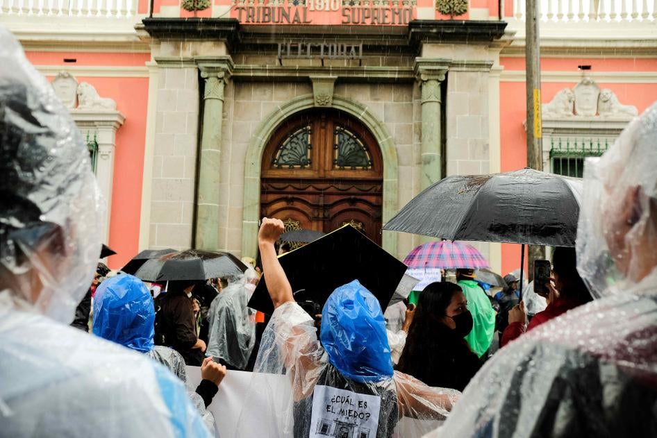 Manifestantes protestan frente al Tribunal Supremo Electoral (TSE) exigiendo a las autoridades que respeten los resultados de la votación de la primera vuelta de las elecciones presidenciales de Guatemala, en Ciudad de Guatemala, Guatemala, el 8 de julio de 2023.