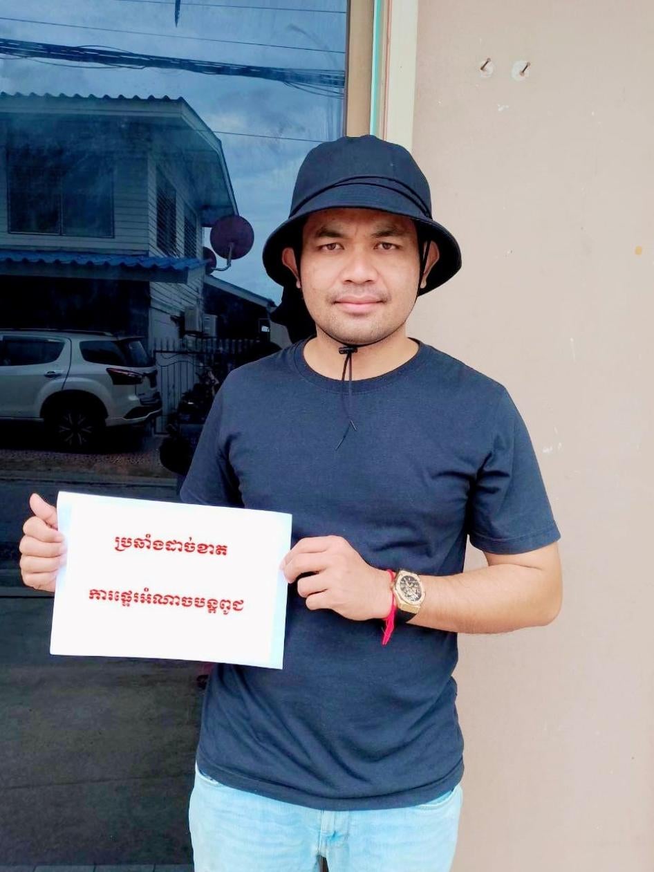 Phorn Phanna, a Cambodian opposition activist and refugee, holds a sign criticizing the Cambodian government’s transfer of power, July 26, 2023. 