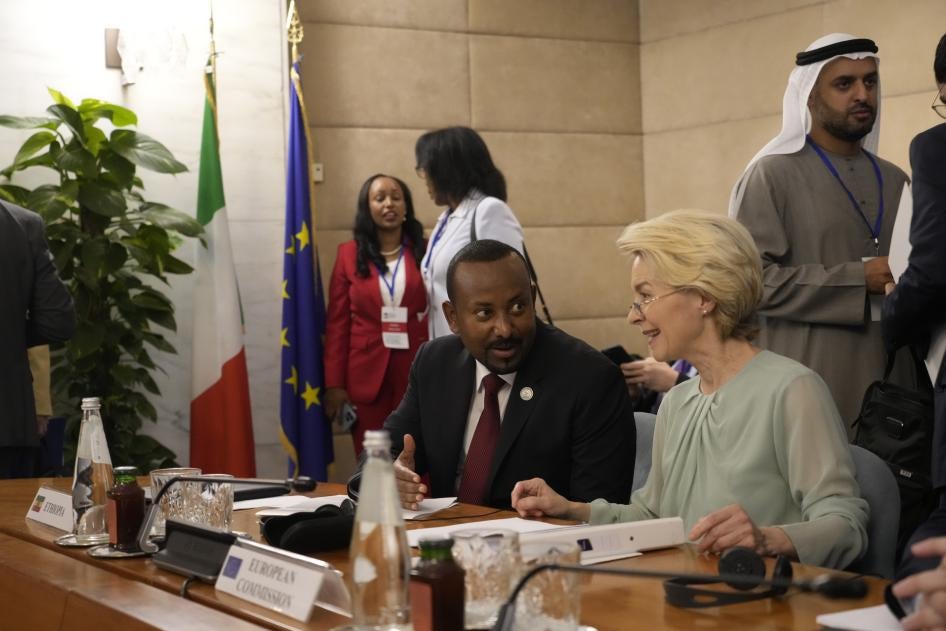 EU-Kommissionspräsidentin Ursula von der Leyen spricht mit dem äthiopischen Ministerpräsidenten Abiy Ahmed Ali während einer internationalen Konferenz über Migration in Rom, 23. Juli 2023.